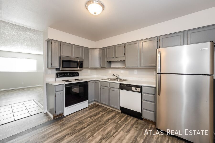 Primary Photo - Renovated 2 Bed 1 Bath with Washer/Dryer &...