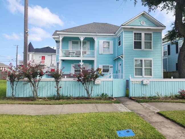 Duplex House - 2605 Avenue Q House