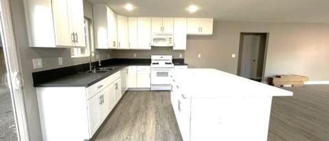 Foto del edificio - 11011 Campbell Ave