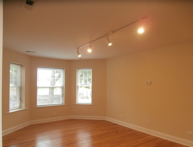 Building Photo - 2508 W North Shore Ave