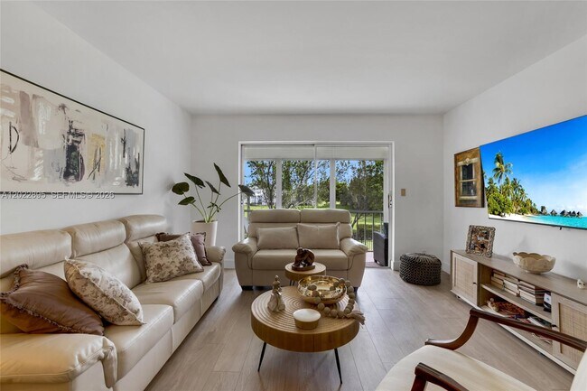 Foto del edificio - 950 Hillcrest Dr