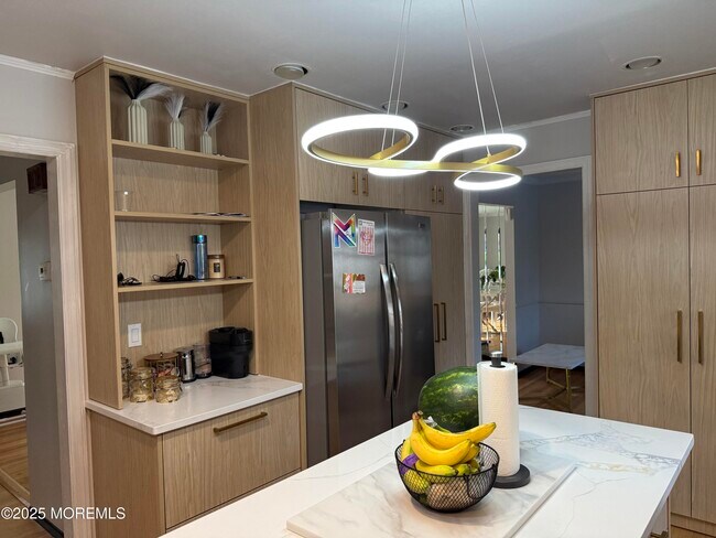 Foto del edificio - 241 Cliftwood Rd