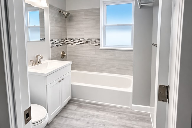 Building Photo - 843 E Marquette Rd