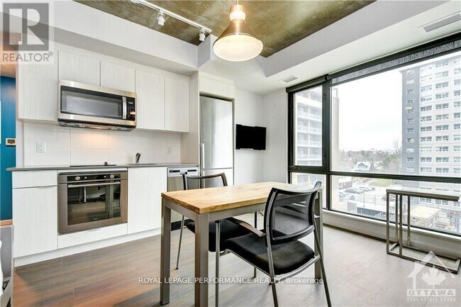 Building Photo - 105-105 Champagne Ave S