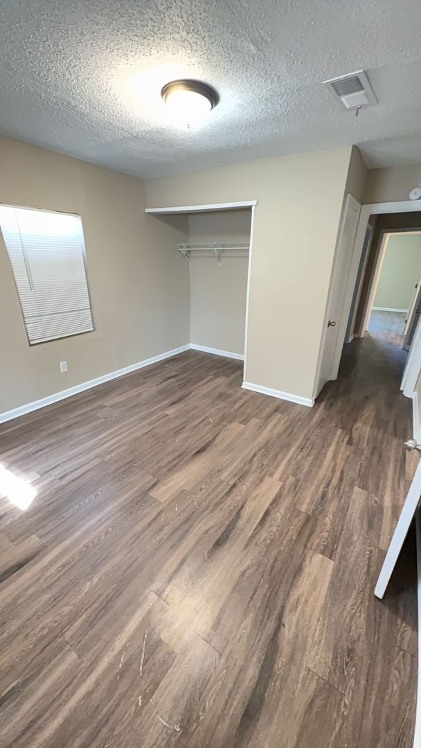 Building Photo - Charming 3 bedroom 2 full bathroom home in...