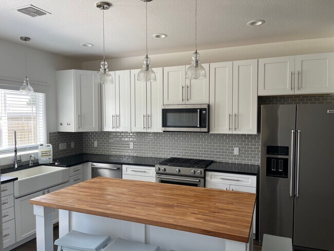 Building Photo - Beautiful 3 bedroom home