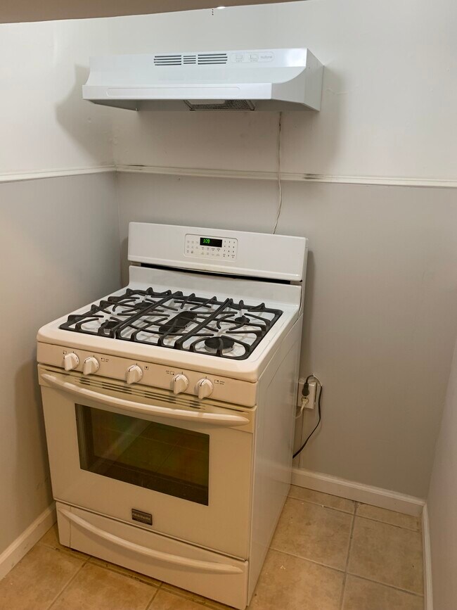 Gas stove - 324 N 16th St
