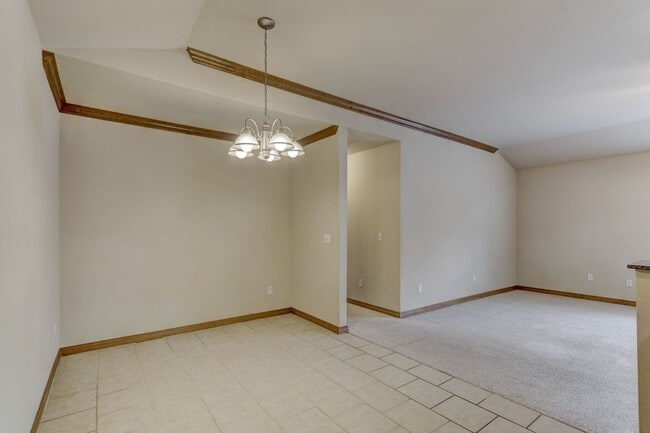 Building Photo - $350 Off First Month's Rent Move In Special!! Duplex in Yukon, Available Now!