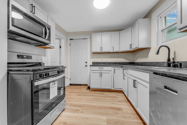 Building Photo - 911 Montrose Ave