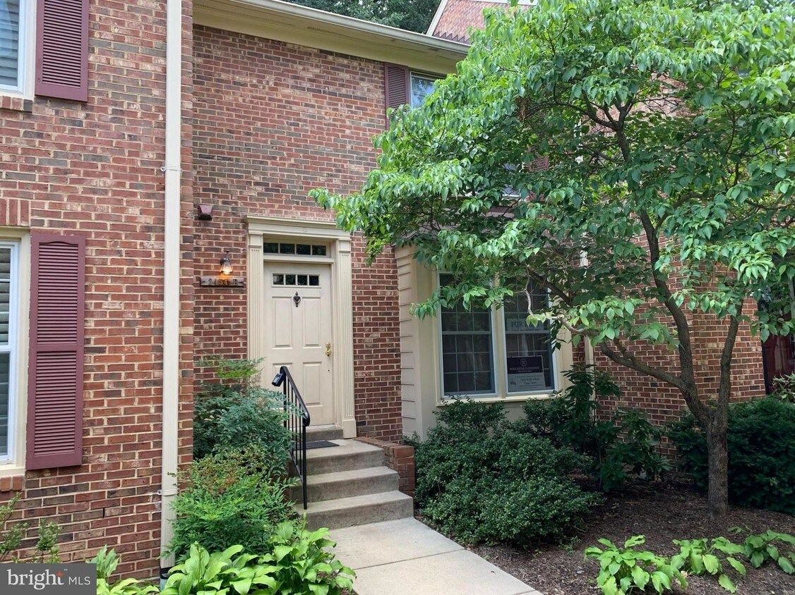 2454 S Walter Reed Dr, Arlington, VA 22206 Condo for Rent in Arlington, VA