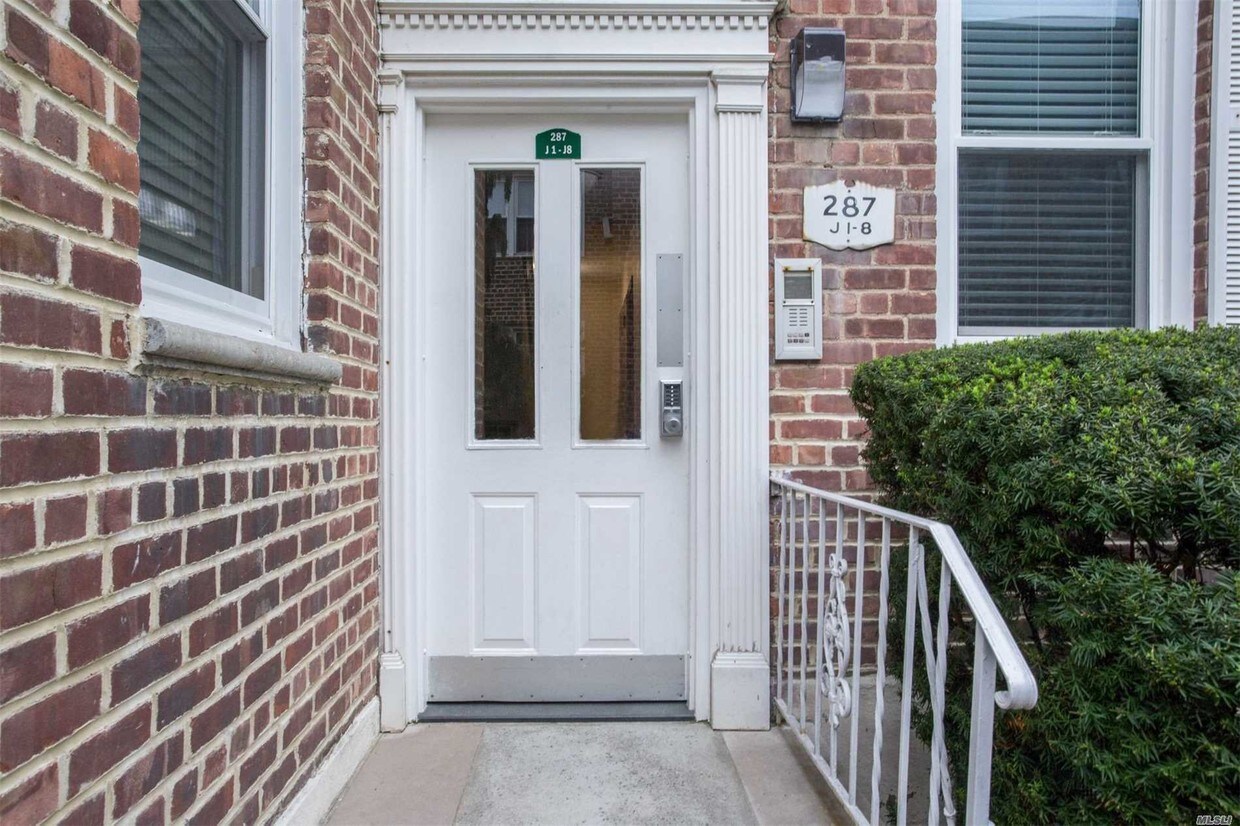 Primary Photo - 287 Cedarhurst Ave
