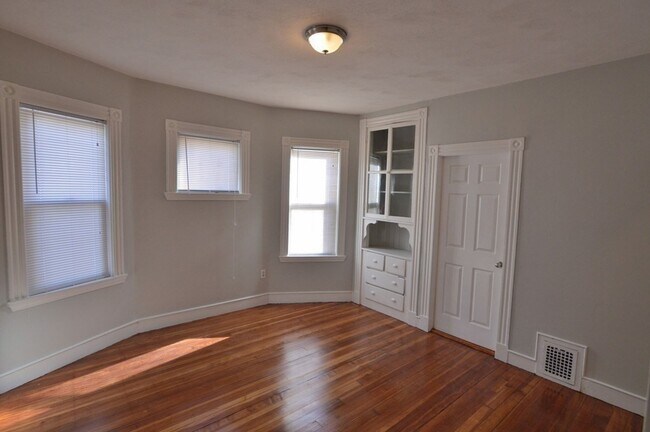 Building Photo - 28 Taft St