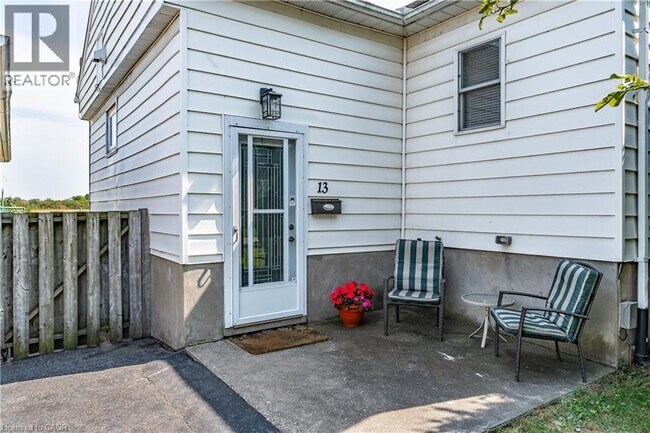 Photo du bâtiment - 13 Craig Blvd