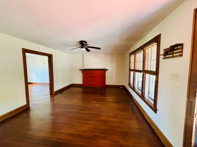 Building Photo - 315 Siebert St