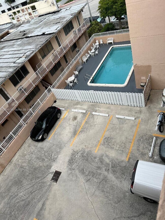 Foto del edificio - 6880 Abbott Ave