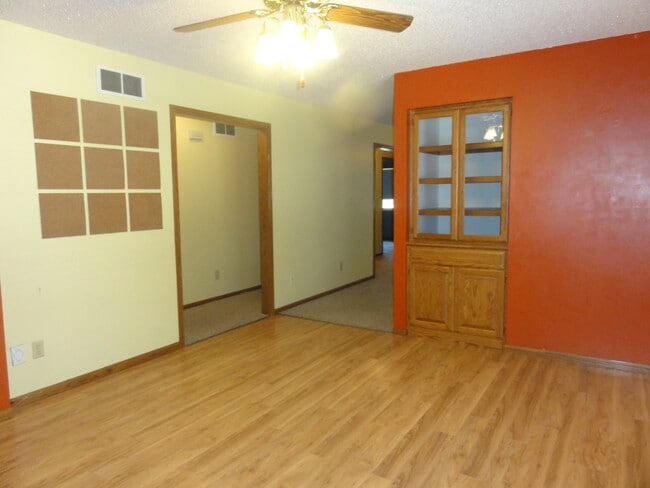 Building Photo - Great Home in Smaller Chapman Community!