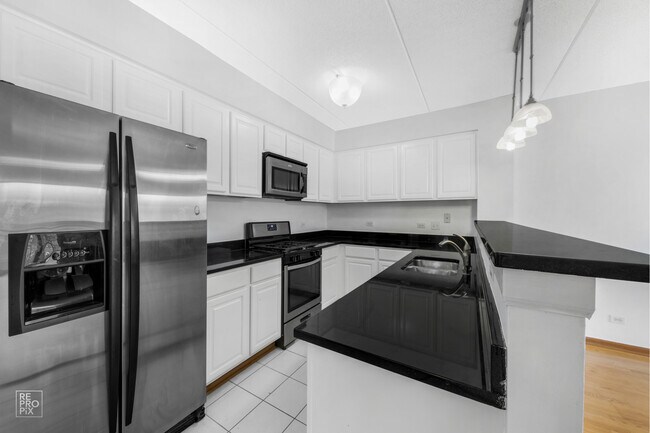 Foto del edificio - 6560 W Diversey Ave