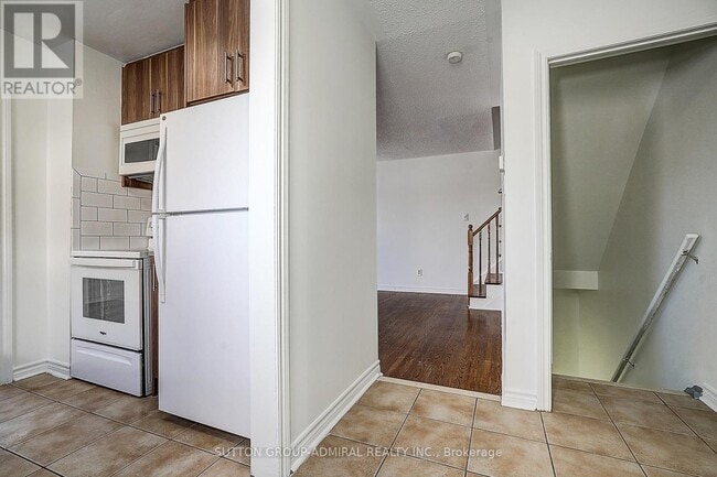 Building Photo - 7 Town House Crescent