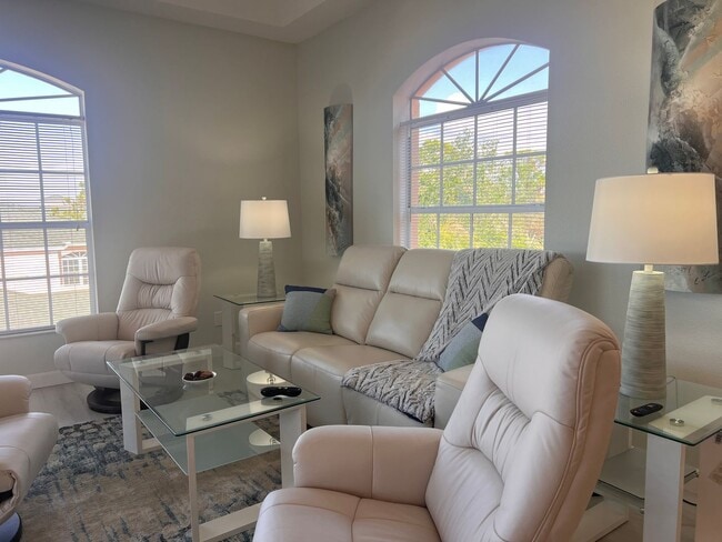 Building Photo - Modern 2BD/2BA Condo in Gondola Park