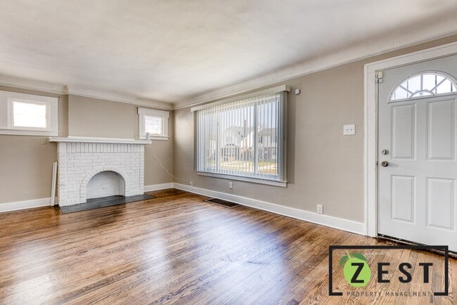 Foto del edificio - OPEN HOUSE-DECEMBER 18TH! 5PM-5:30PM! BEAUTIFULLY REMODELED - 3-Bedroom 1-Bathroom 2-Car Garage