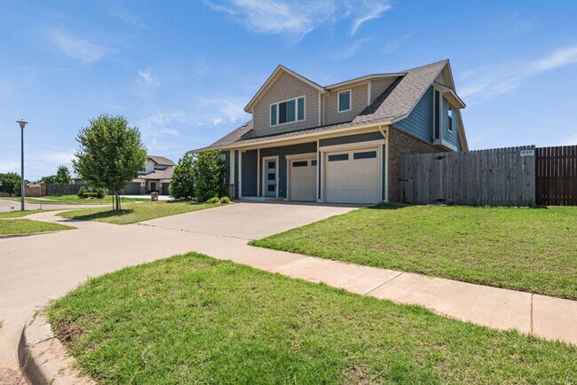 Building Photo - Gorgeous 3 Bed 2.5 Bath 2 Story Home in Yu...