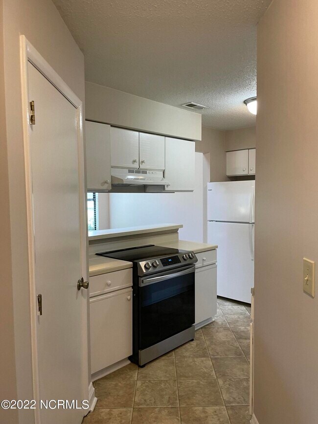 Building Photo - 724 Azalea Dr
