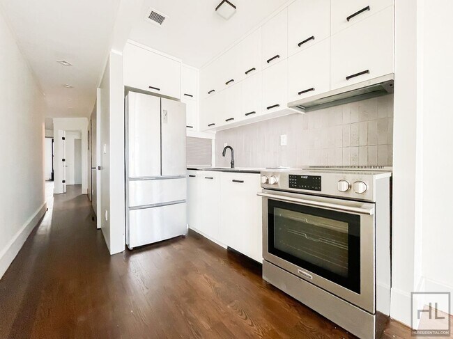 Building Photo - 3 PLACE / 2-Bed 1-Bath