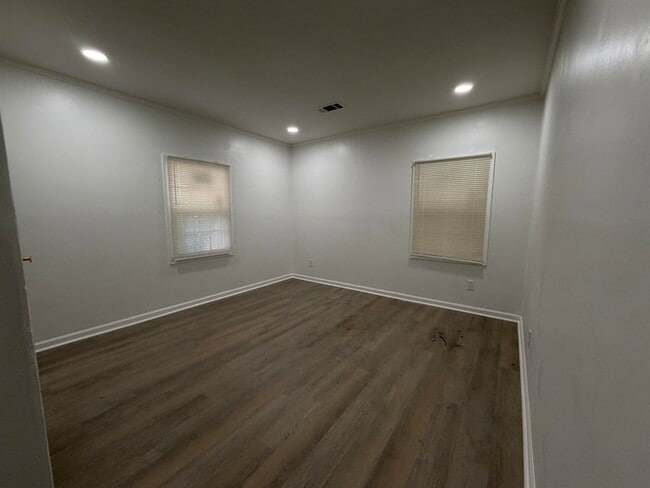 Building Photo - 3800 E Mallory Ave