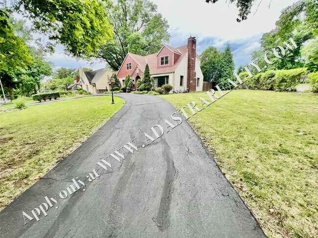 Foto del edificio - Beautiful 4 Bed 3.5 Bath Home in Fairway-Available NOW!!