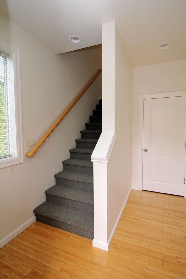 Building Photo - 3 Bed, 3.5 Bath Townhouse w/Garage & Irvin...