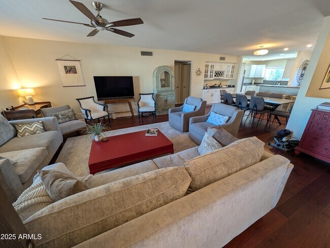 Foto del edificio - 4909 E Presidio Rd