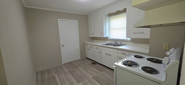 Building Photo - Nice 2 Bedroom 1 Bath bungalow! Garage! $925