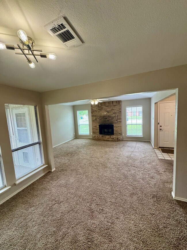 Foto del edificio - 3205 Hillcrest Dr