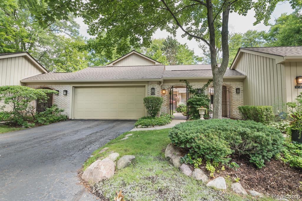 1251 Woodcrest Cir, Bloomfield Township, MI 48304 Condo for Rent in
