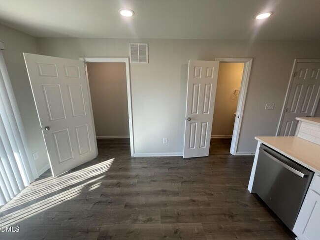 Building Photo - 1007 Peony Ln