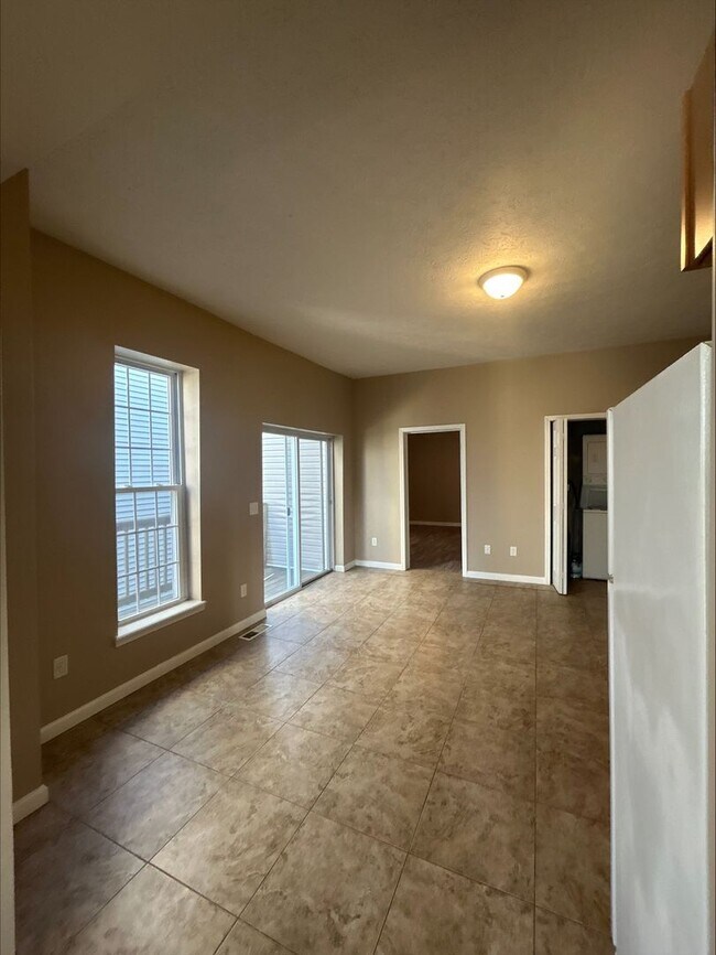 Foto del edificio - Large 3 Bedroom Townhome Available For Short-Term Lease! Brand New Flooring and Paint!