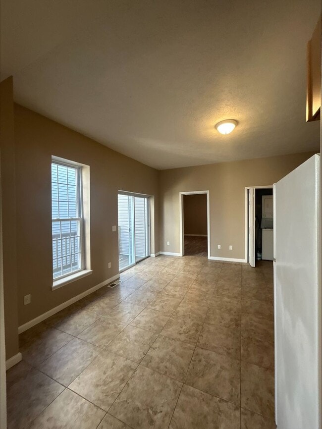 Building Photo - Large 3 Bedroom Townhome!!