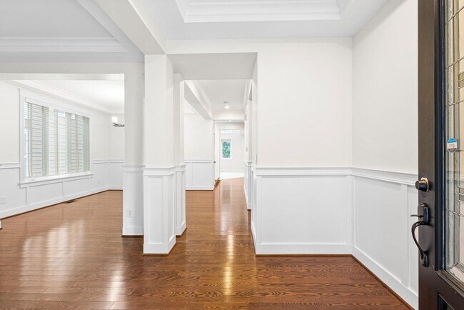 Building Photo - Elegant University Place Home with A/C, Tandem Garage, Office & Balcony Bedroom Near JBLM!