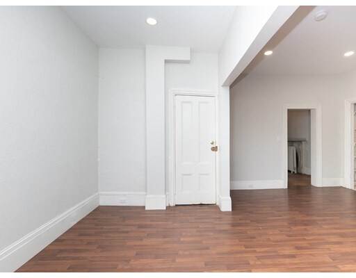 Building Photo - 289 Meridian St