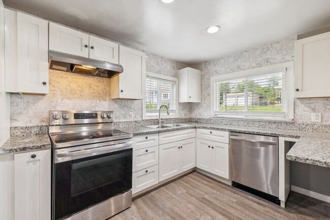 Building Photo - 2318 Eccles St