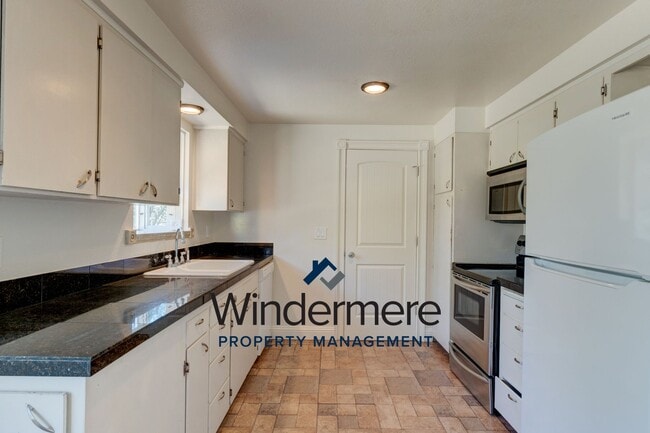 Building Photo - 3 Bed 1 Bath Rambler
