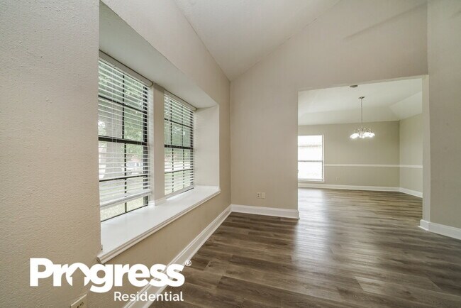 Building Photo - 8801 Pine Forest Dr