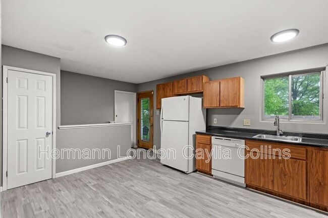 Building Photo - 834 Font Ln