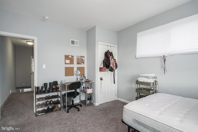 Building Photo - 5824 Woodcrest Ave