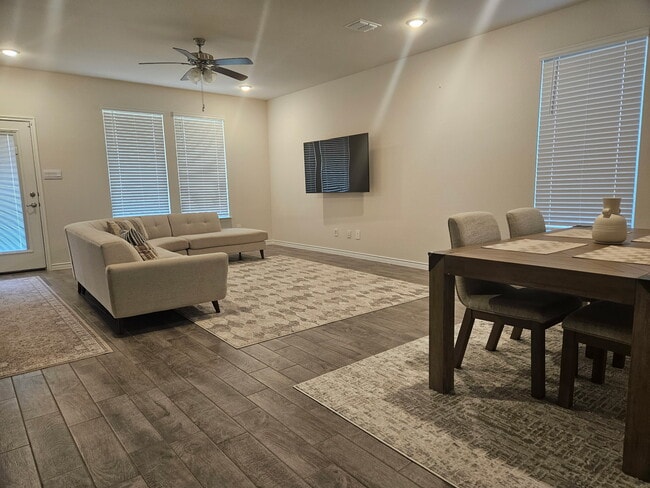 Foto del edificio - 8125 Danny Scarth Ln