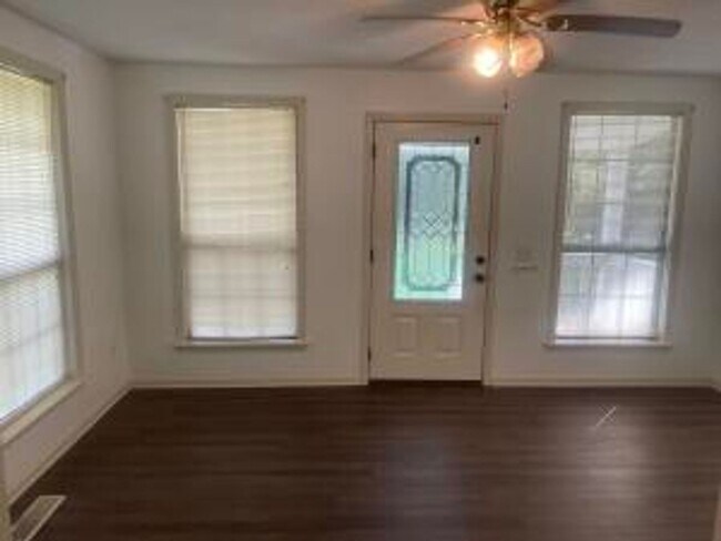 Foto del edificio - A Getaway Near the Lake- 3 Bedroom, 2 Bath...