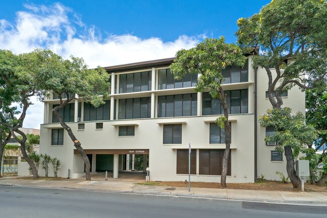 Edificio de concreto de 4 pisos construido en 1983; se construyó una adición en 2003. - 1936 Citron St