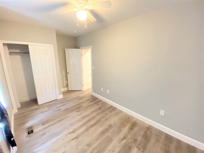 Foto del edificio - 439 E Washington Lane