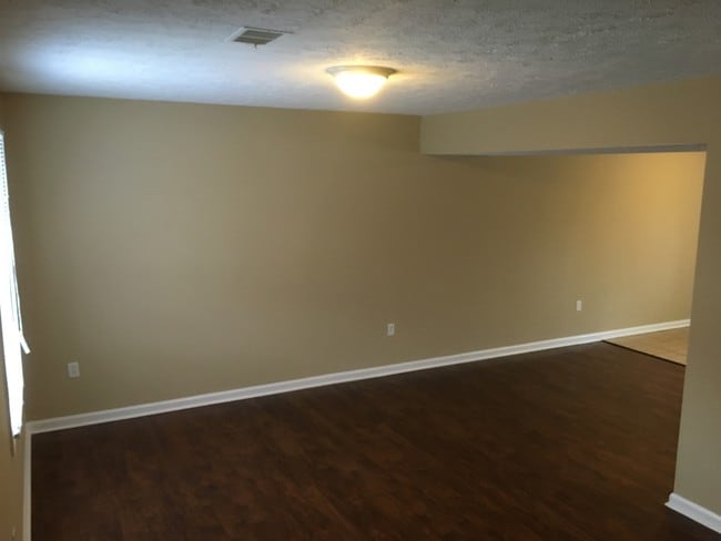 Living - 239 Wayne Dr