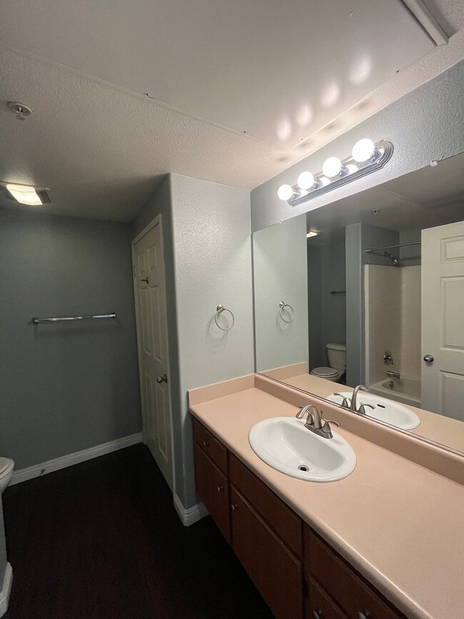 Foto del edificio - 44740 Adam Ln